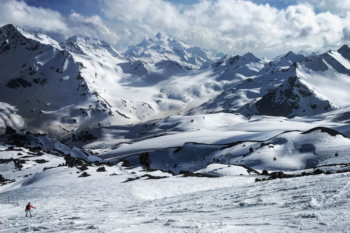 In der Umgebung des Elbrus sind die Berge deutlich wilder und schroffer als der Elbrus selbst. | Foto: Michael Hrobath