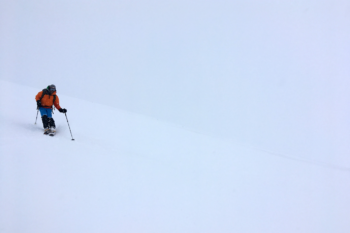 ... und Abfahrt in der Suppe - zum Glück weisen uns die Fähnchen des Red Fox Elbrus Race ab und zu den Weg. | Foto: Michael Hrobath