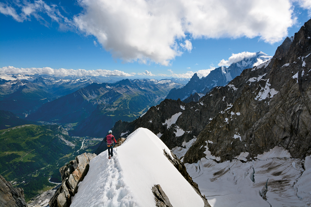 Bergsteiger auf dem Grat der Rocher du Reposoir, einem zentralen Abschnitt bei der Besteigung der Grandes Jorasses.