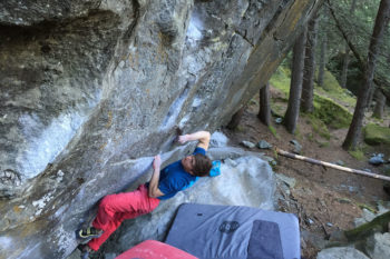 Mann an Felsen "New Base Line"