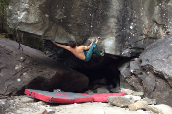 Mann unter Felsen "Riverbed"