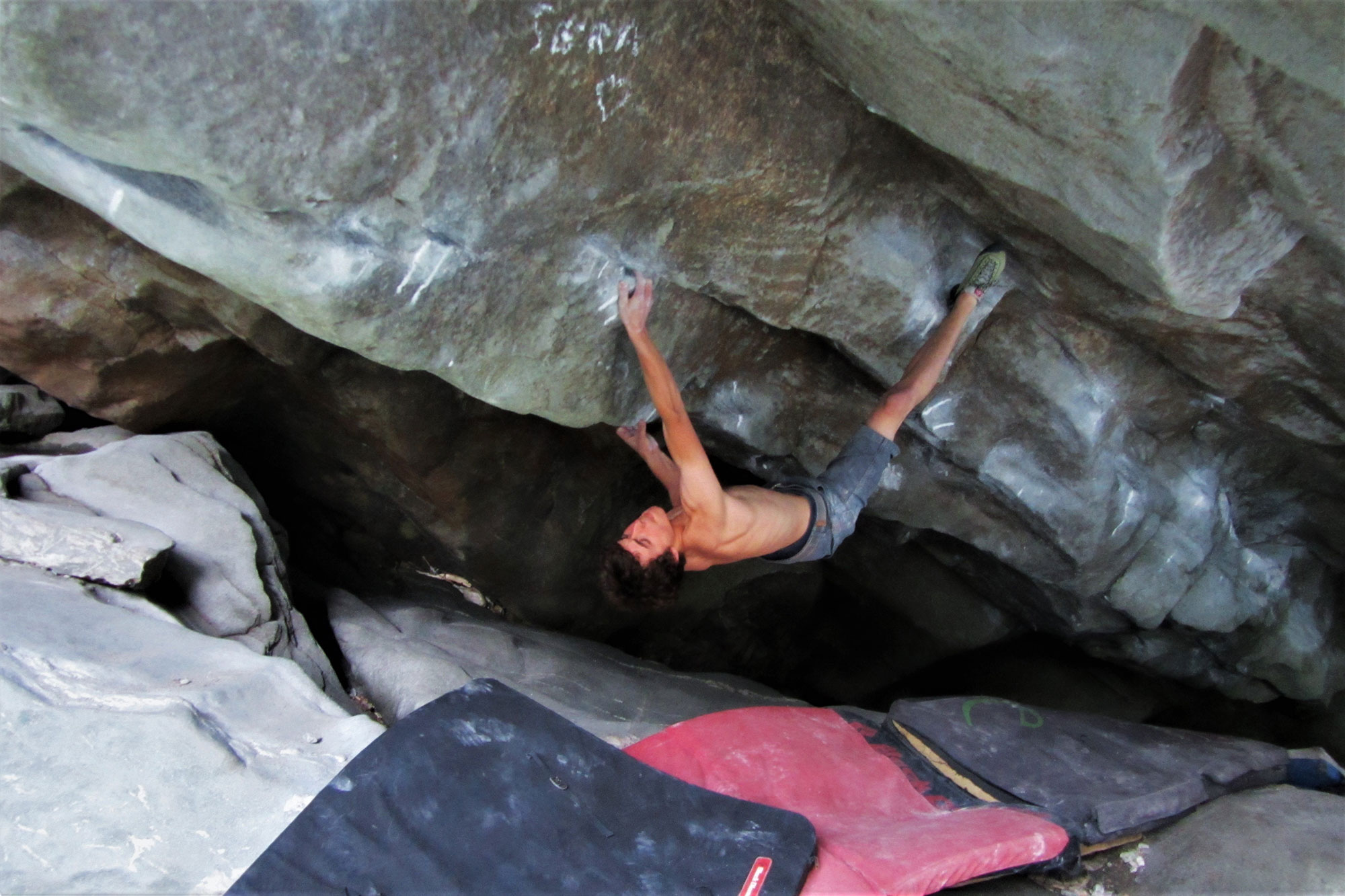 Mann h&auml;ngenden unter Felsen