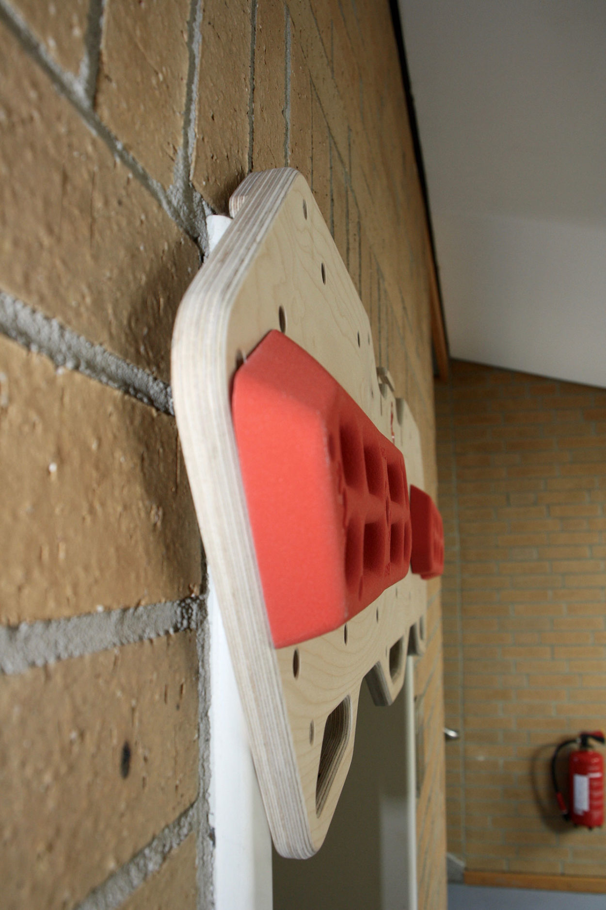 3. Basewood an die &auml;u&szlig;ere T&uuml;rrahmenseite. | Foto: Sophie Arnold