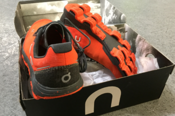 Unboxing On Running Cloudventure Peak: Diese Trailrunningschuhe fallen allein schon durch ihr Profil auf. | Foto: Sophie Arnold