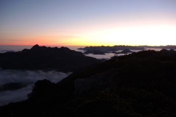 Der Wendelstein (halblinks) im Morgenlicht. Besonders im Herbst lohnt sich eine Tour auf den Miesing. | Foto: Arnold Zimprich