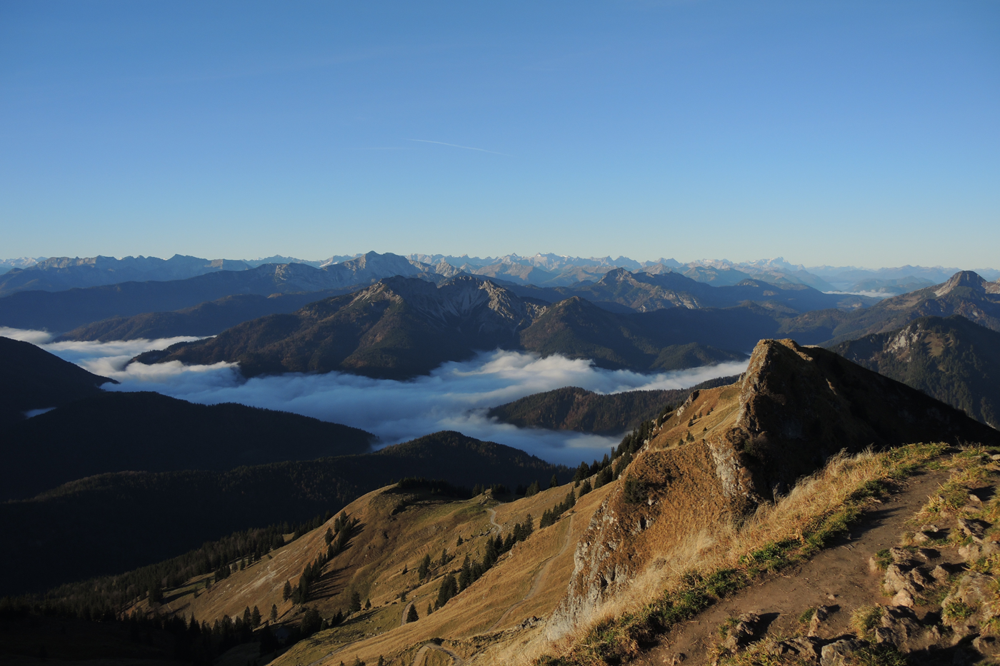Die Aussicht vom Gipfel der benachbarten Rotwand über Mangfallgebirge, Schinder, Guffert, Rofan und Karwendel bis in die Zentralalpen.