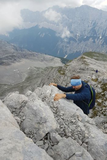 Der bewegungsfreundliche Schnitt macht sich auch bei leichteren Kraxeleien wie hier im Karwendel positiv bemerkbar. | Foto: Leo Schweiger