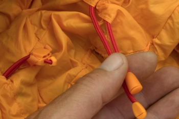 Details wie dieser Kordelzug hat Exped sinnvoll und ergonomisch gel&ouml;st. | Foto: Fritz Horstehmke