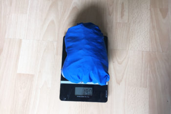 Eingepackte Bitihorn 2.0 Jacke auf der Waage