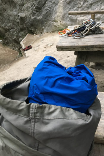 Die Bitihorn 2.0 von Norrona kann in jedem Rucksack verstaut werden, ohne anderen wichtigen Utensilien Platz wegzunehmen. | Foto: Stefan Rehm