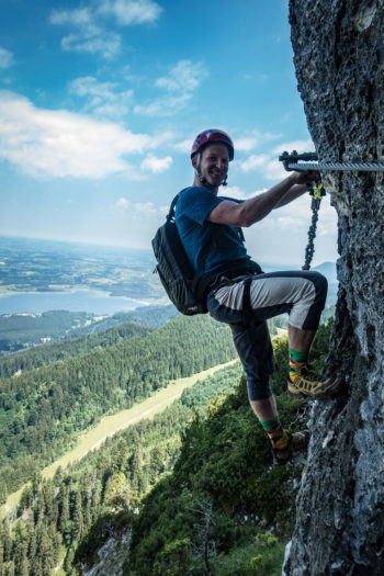 Mann am Klettersteig Tegelberg