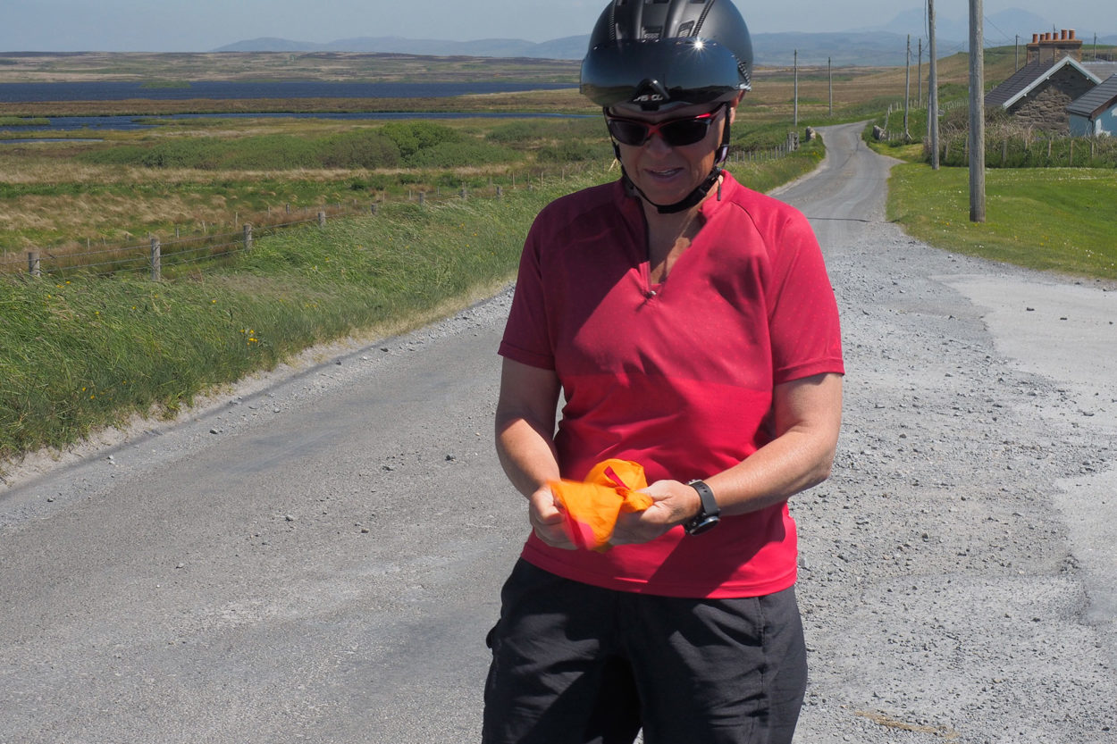 Frau mit rotem Radtrikot Ligure von Vaude in Schottland.