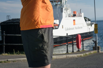 Frau mit Radjacke und Radhose