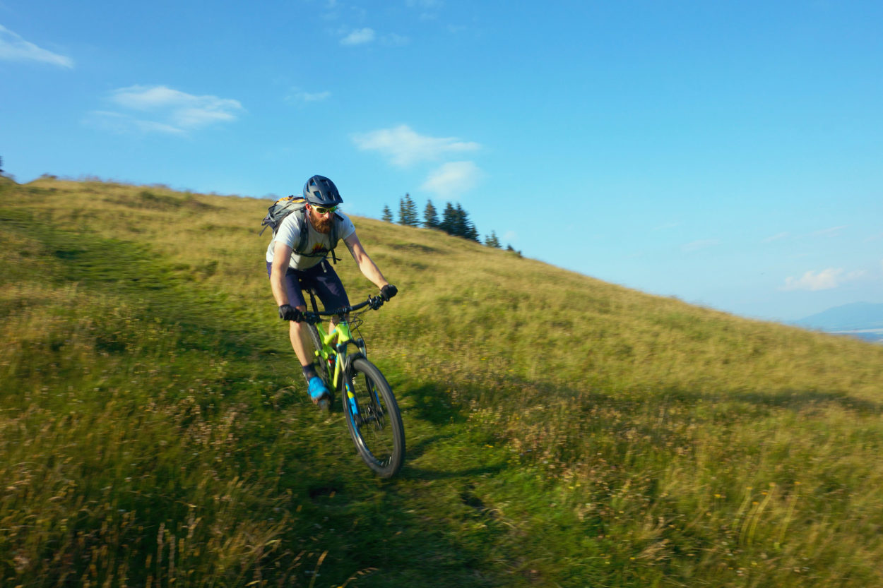 Mann auf Bike downhill