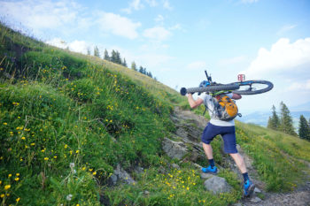 Wenn das Bike geschultert werden muss, muss man sich auf den Schuh verlassen k&ouml;nnen. | Foto: Florian Glott
