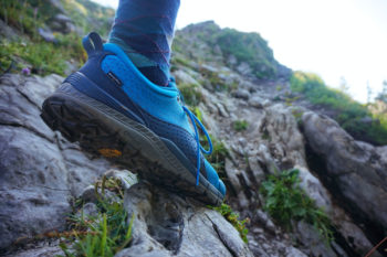 Im felsigen und schlammigen Gel&auml;nde vermittelt der Schuh stets ein sicheres Gef&uuml;hl und h&auml;lt die Spur. | Foto: Florian Glott