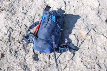Deuter Wanderrucksack mit Wanderstöcken.