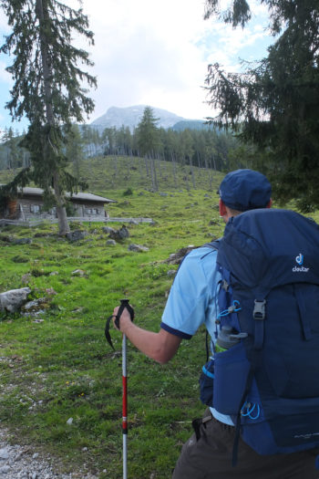 Wanderer mit Deuter Futura Pro 36 vor einer Almwiese.