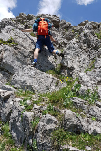 Mann beim Klettern mit Rucksack Tupilak 37