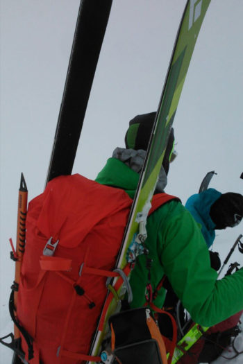 Mann mit Rucksack Tupilak 37 bei Skitour