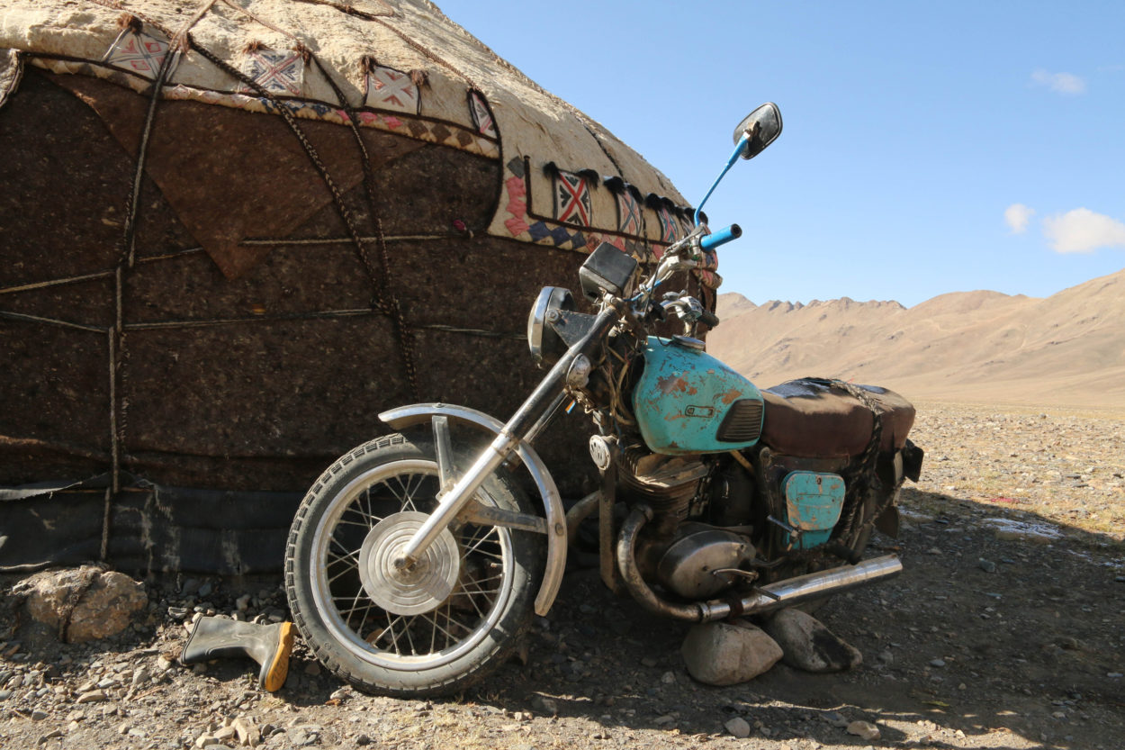 Motorrad: Reittier der modernen Nomaden. Damit kommen die Hirten heute schneller voran als auf ihren Yaks. Das hei&szlig;t, solange der Sprit nicht ausgeht. | Foto: Adriane Lochner