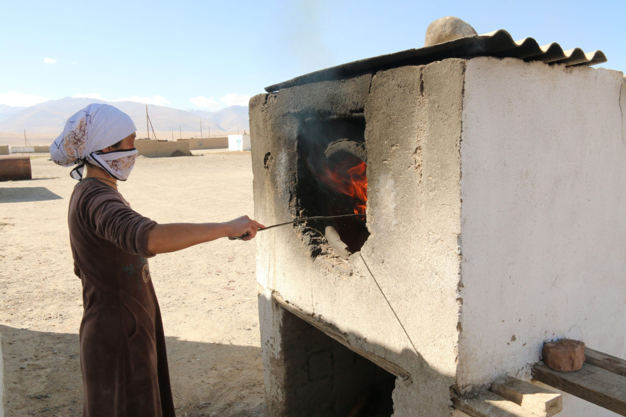 Vorbereitung f&uuml;r das hausgemachte Holzofenbrot? Nicht ganz! "Yak-Exkrement-Ofenbrot" trifft es besser. Auf 4.000 Metern &uuml;ber dem Meeresspiegel wachsen keine B&auml;ume mehr. | Foto: Adriane Lochner