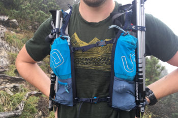 Trailrunner mit Black Diamond Distance Z Stöcken am Rucksack.