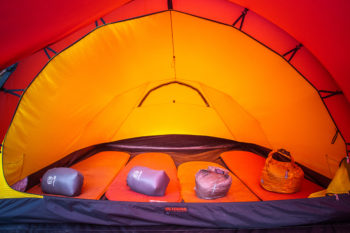 Das Hilleberg Nallo 4 GT wusste vor allem durch das leichte Gewicht und sein Raumangebot zu überzeugen. Es bietet auch Familien mit bis zu zwei Kindern ausreichend Platz. | Foto: Jens Blume