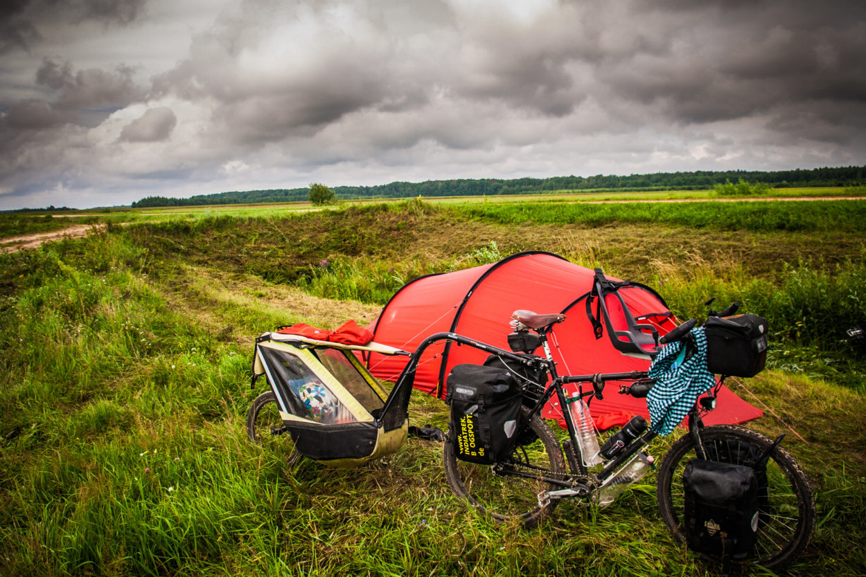 Regen im Anmarsch: Durch seine Standfestigkeit steht das Hilleberg Nallo 4 GT Weitradlern und -wanderern bei jedem Wetter klaglos zur Seite. | Foto: Jens Blume