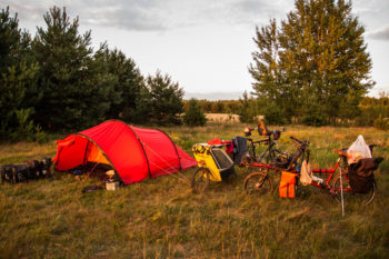 Im Rahmen einer Radreise durch Weißrussland und das Baltikum musste das Hilleberg Nallo 4 GT beweisen, was es kann. | Foto: Jens Blume