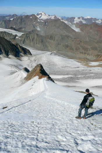 Beim Abstieg von der Hinteren Schwärze schweift der Blick über die Gletschergipfel der Weißkugel (mitte/links) und Weißseespitze (rechts). | Foto: Arnold Zimprich