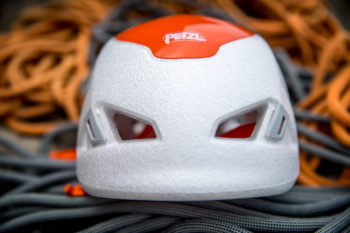 Auf das Notwendigste reduziert: Petzl setzt beim Sirocco auf ein minimalistisches Design. | Foto: Erika Spengler