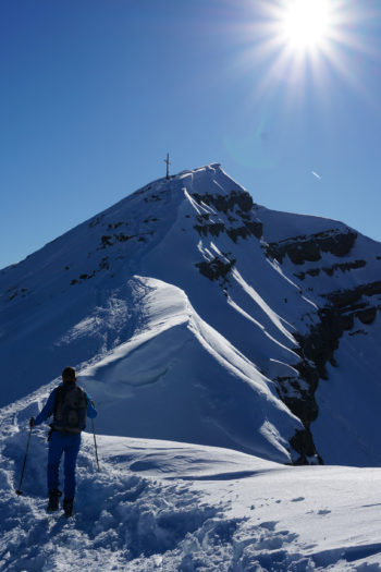 Der markante Gipfelaufbau des Schafreuter. Ski-Profis steigen bei guter Schneelage hinauf bis zum Kreuz, Gelegenheits-Skitourengeher machen schon am Vorgipfel Skidepot. | Foto: Arnold Zimprich