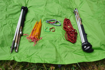 Neben ein paar Heringen benötigst du nur noch etwas Schnur, ein paar Karabiner und deine Trekkingstöcke, um dein Tarp aufspannen zu können. | Foto: Flo Glott