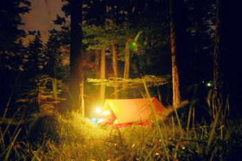 Das Tarp hat gegenüber einem Zelt viele Vorteile. Es ist kleiner im Packmaß, leichter und man hat immer einen schönen Blick in die Natur. | Foto: Flo Glott
