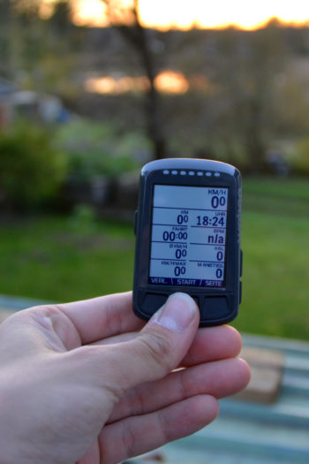 Das kontraststarke Display des Wahoo Elmnt Bolt ist auch im Dämmerlicht gut ablesbar. | Foto: Flo Grossegger