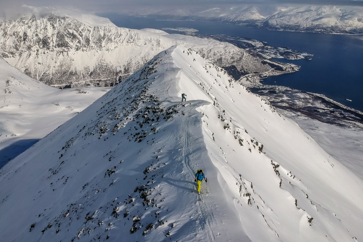 Sehnsuchtsziel Norwegen: Basti Fiedler hat das Mammut Alyeska HS Flex Freerideoutfit im hohen Norden ausprobiert. | Foto: Basti Fiedler