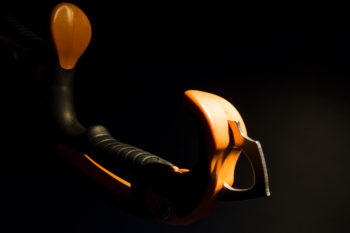Die neue Fingerauflage beim Eisgerät Petzl Nomic
