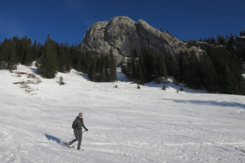 Ein Wanderer mit Schneeschuhen im Abstieg.
