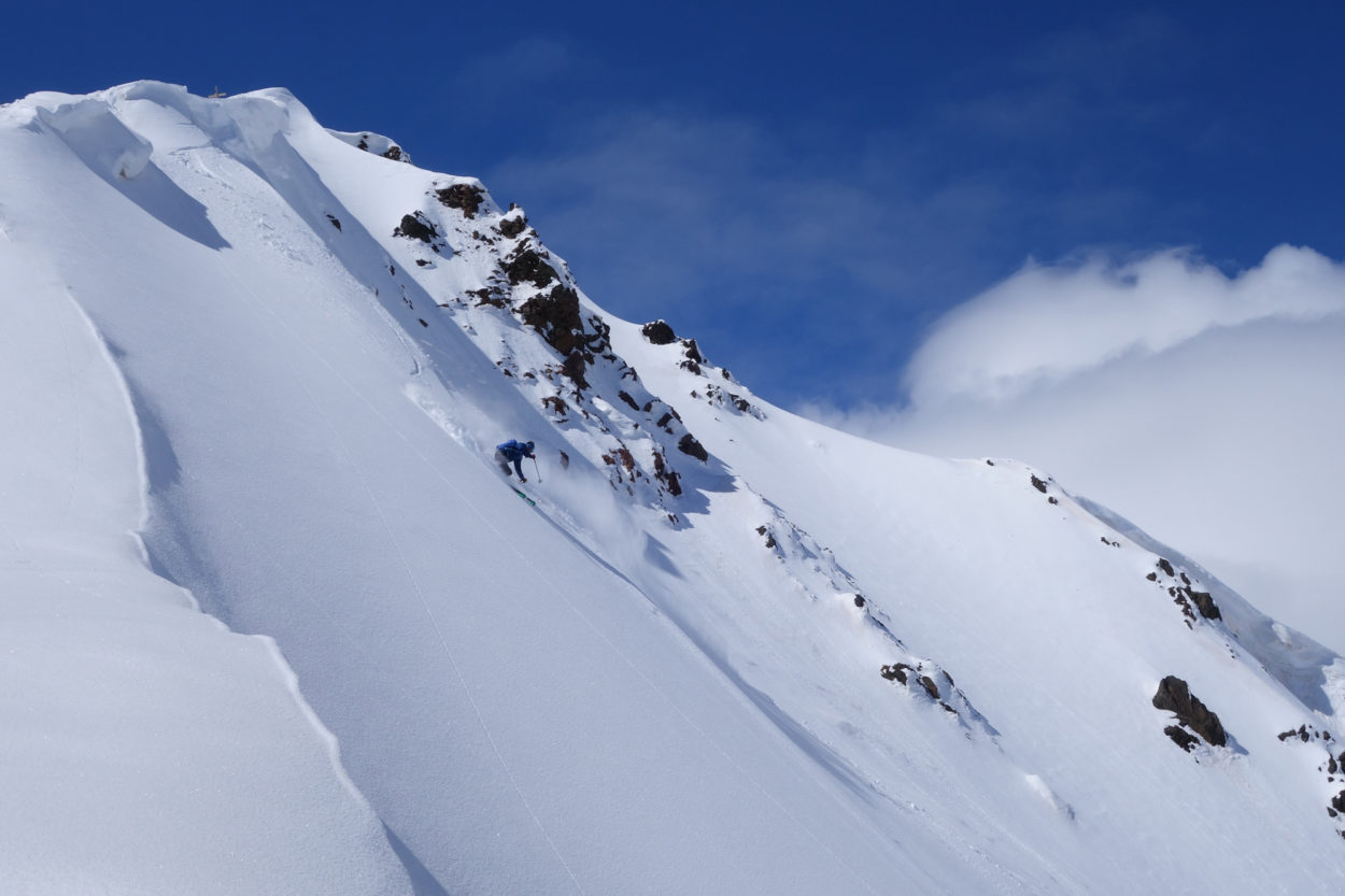 Ein Skifahrer auf einem freien Hang beim Freeriden.
