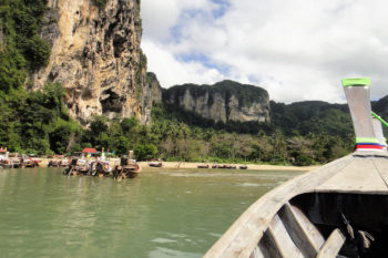 Blick von einem Boot auf den Strand von Tonsai Beach in Thailand