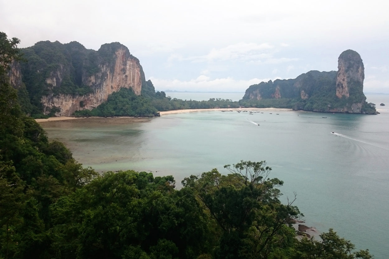Der Blick auf den Railay Beach bei Krabi in Thailand