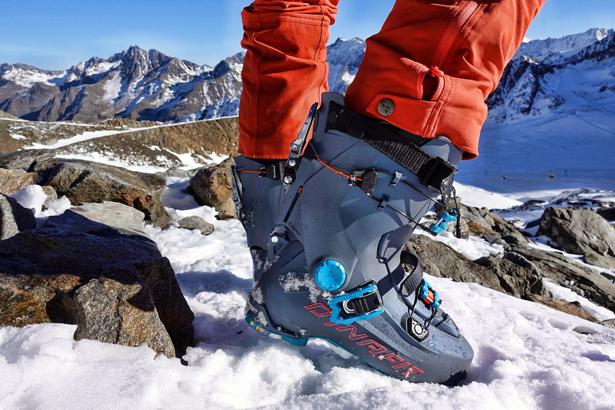 Der Hoji Skitourenschuh im Schnee.