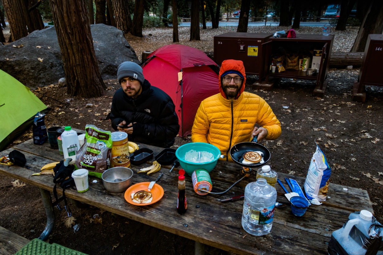Zwei Personen beim Frühstück am Camp 4 im Yosemite Nationalpark