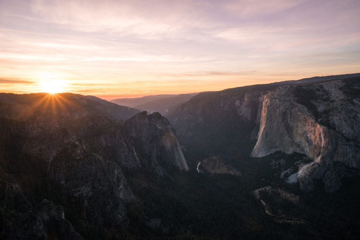 Ein Sonnenaufgang mit Blick über das Yosemite Valley