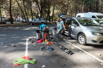 Zwei Kletterer mit Ausrüstung am Parkplatz im Yosemite Valley
