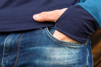 Eine Hand in der Hosentasche.