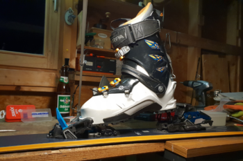 Ein Skischuh und Ski