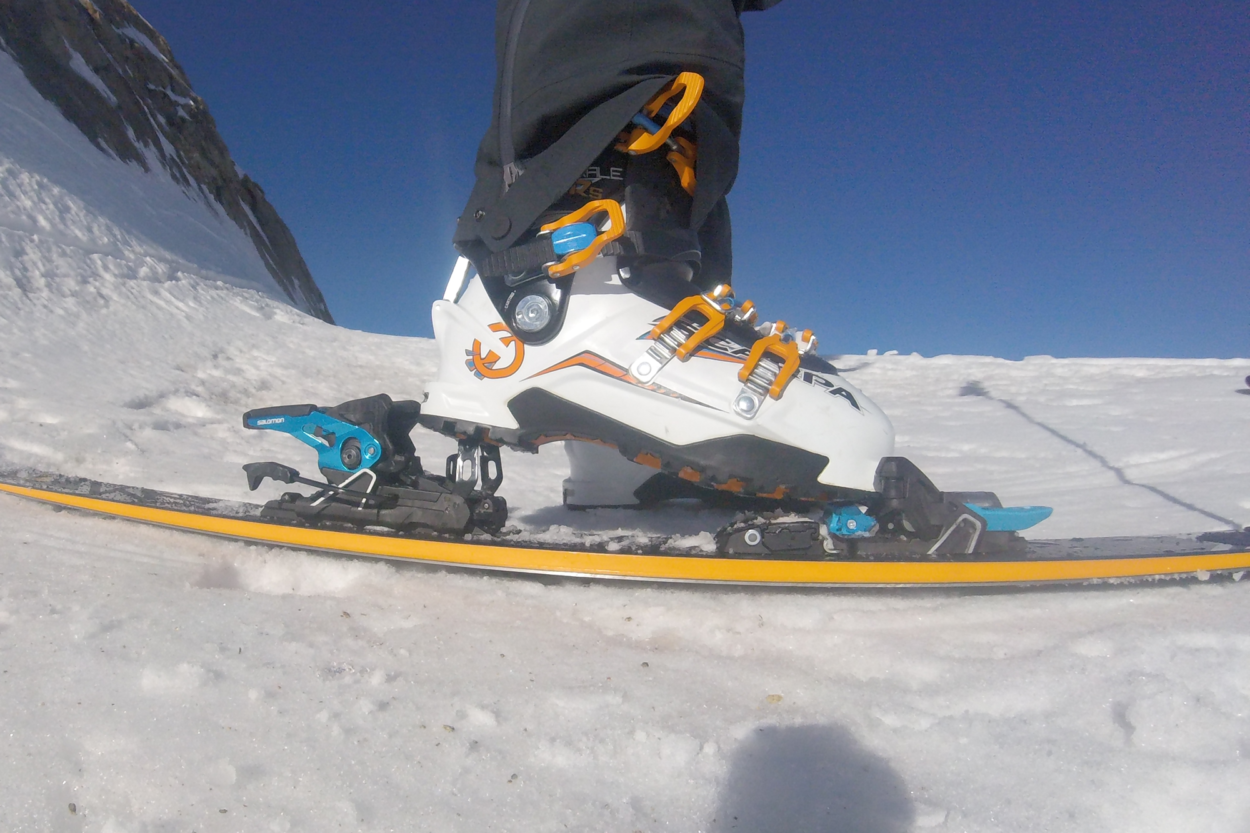 Ein Skischuh in der Bindung