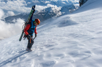 Eine Person beim Skibergsteigen.